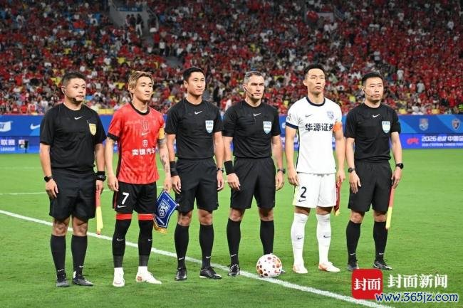 中超:成都蓉城1-1武汉三镇 大雨中艰难战平