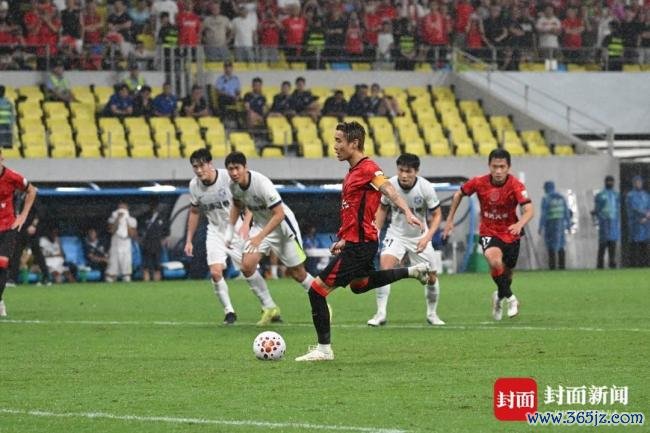 中超:成都蓉城1-1武汉三镇 大雨中艰难战平