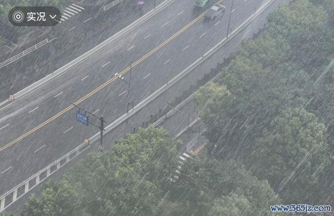 杭州暴雨中出现壮观雨幡 罕见景观引关注