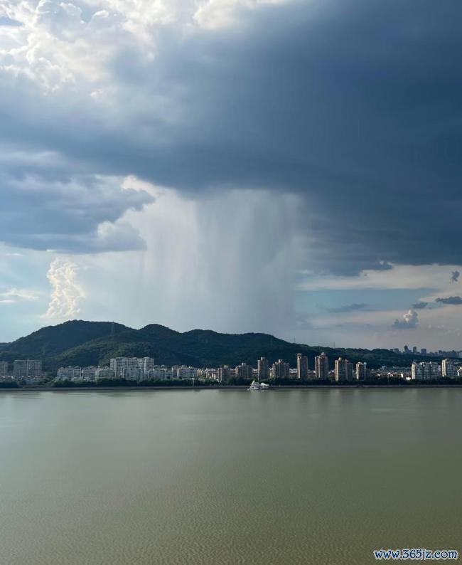 杭州暴雨中出现壮观雨幡 罕见景观引关注